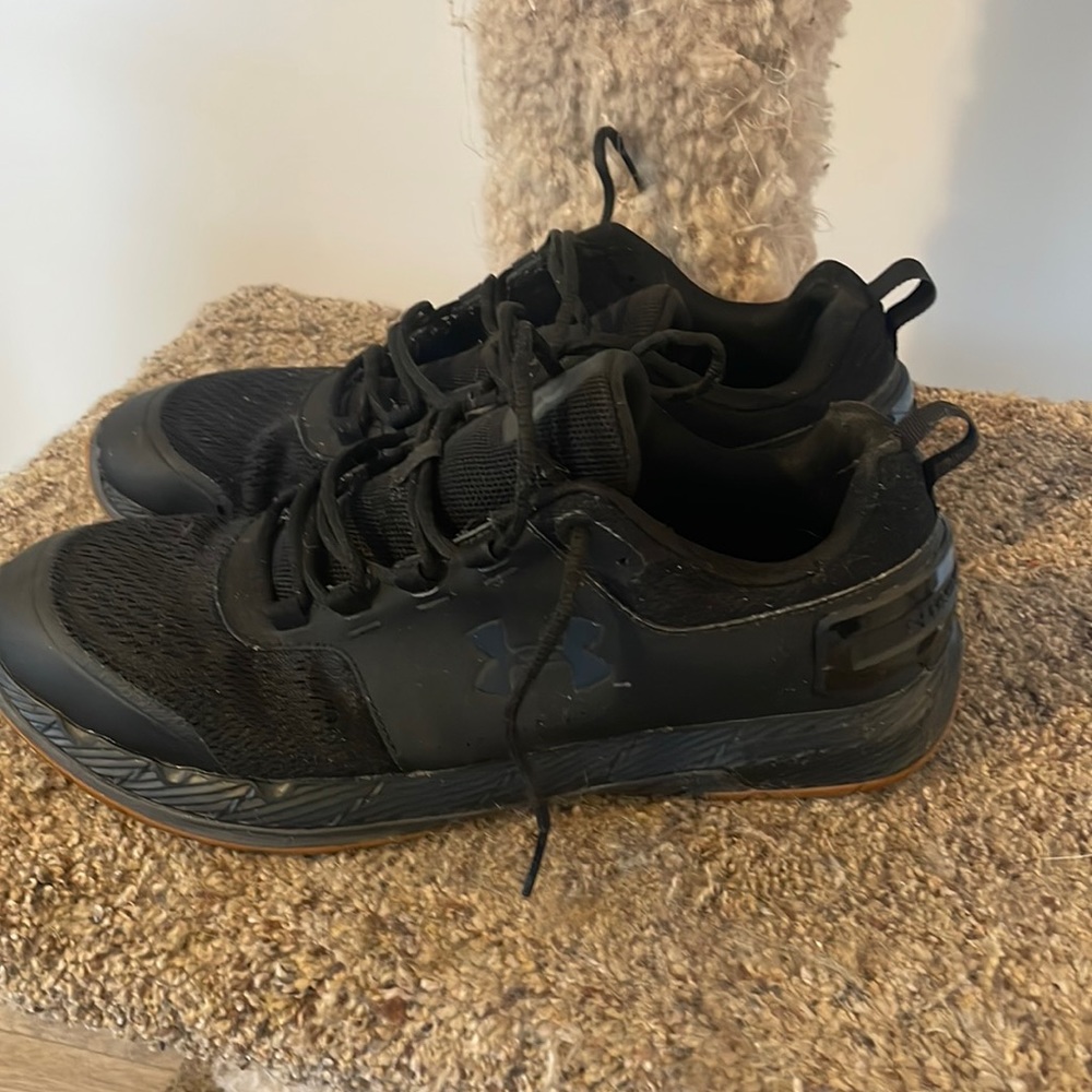 Men’s under armour size 12 sneaker black